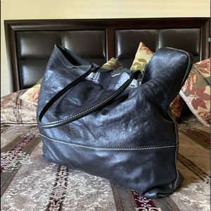 🔥NWOT BANANA REPUBLIC TOTE🔥 Black w White Stitching. Magnetic Closure. Leather